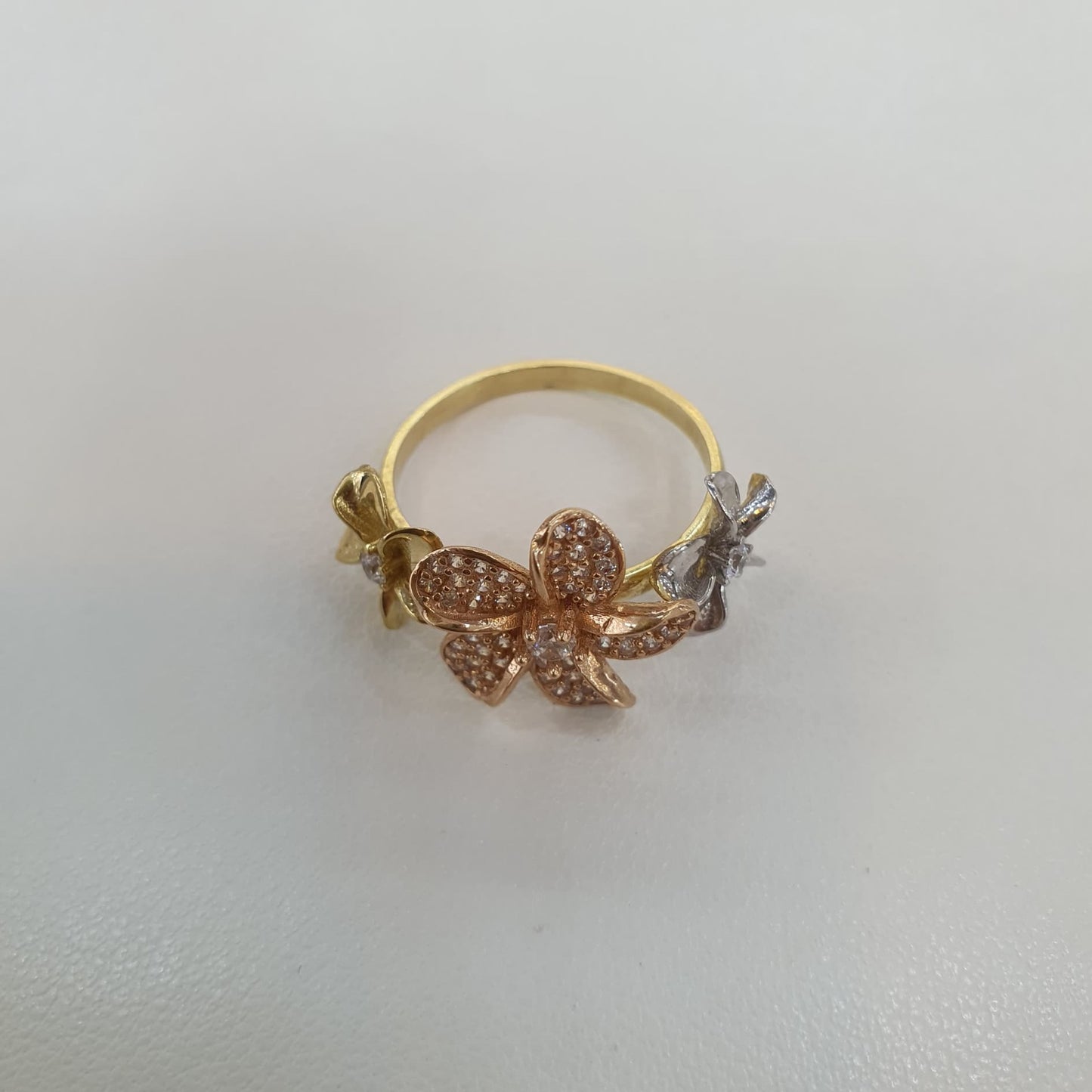 Anillo Tres Flores Oro 10 Kilates